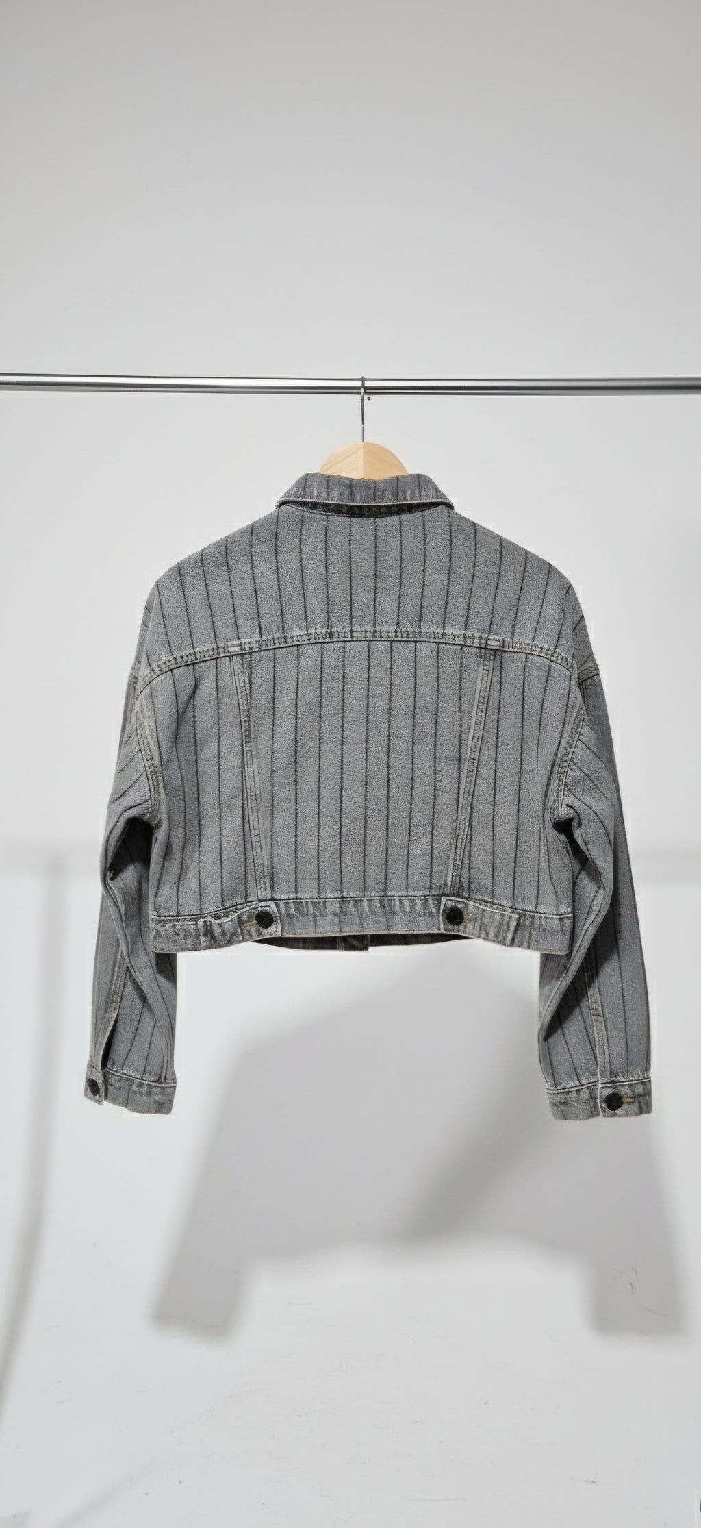 Jaqueta Jeans Sawary Cropped – Cinza Mesclado com Listras