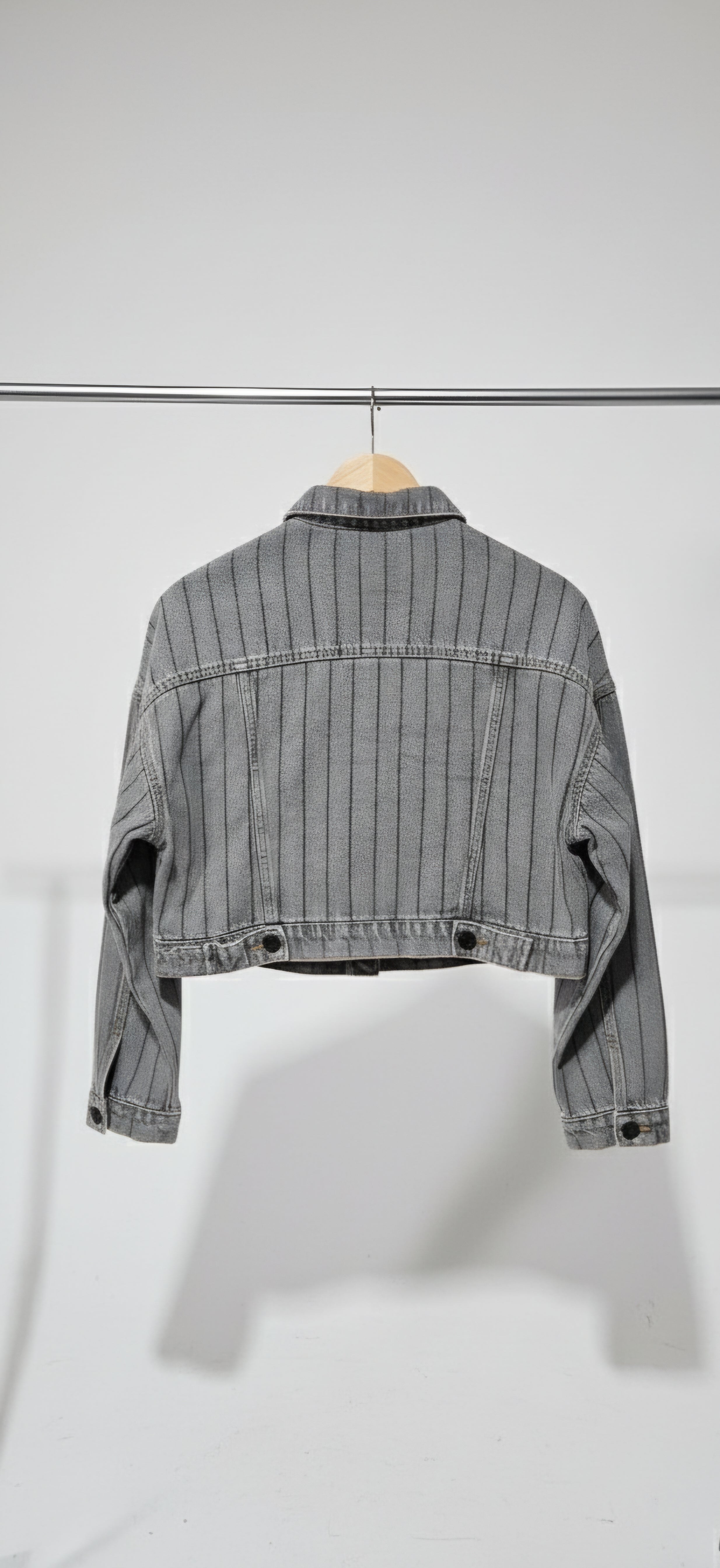 Jaqueta Jeans Sawary Cropped – Cinza Mesclado com Listras