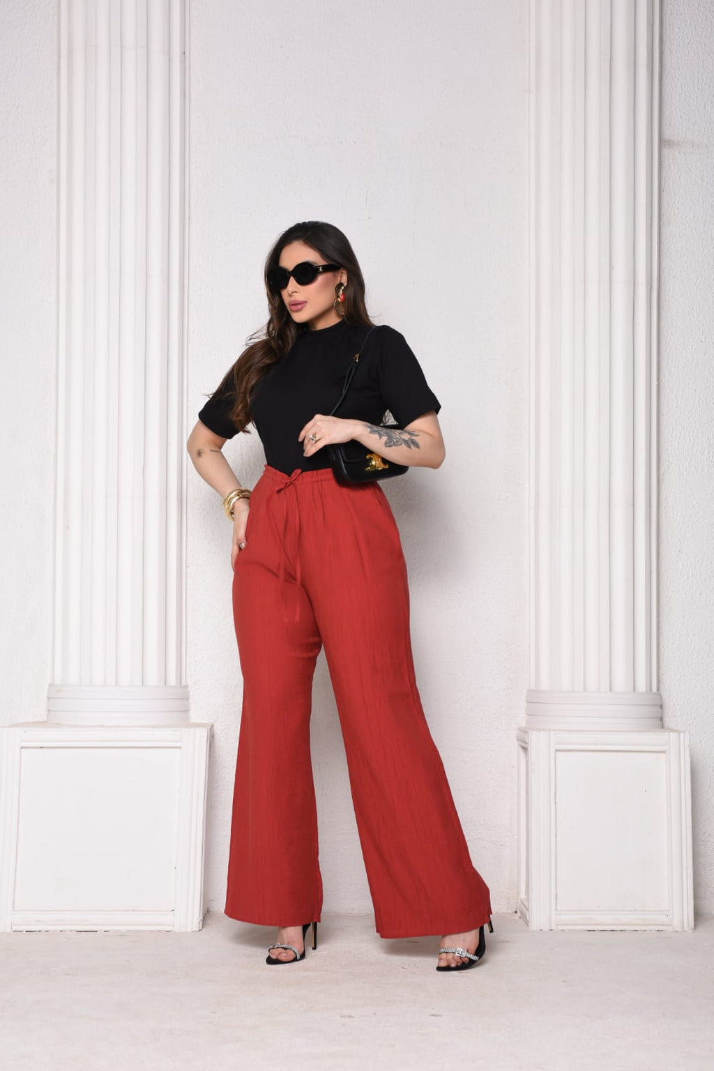 T-Shirt Gola Alta em Algodão Preto