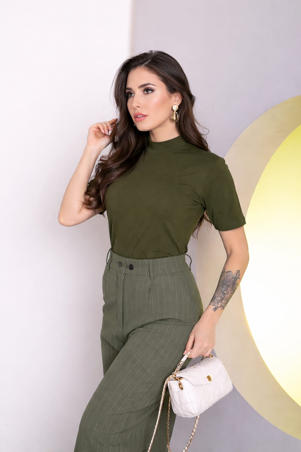 T-Shirt Gola Alta em Algodão Verde Selva