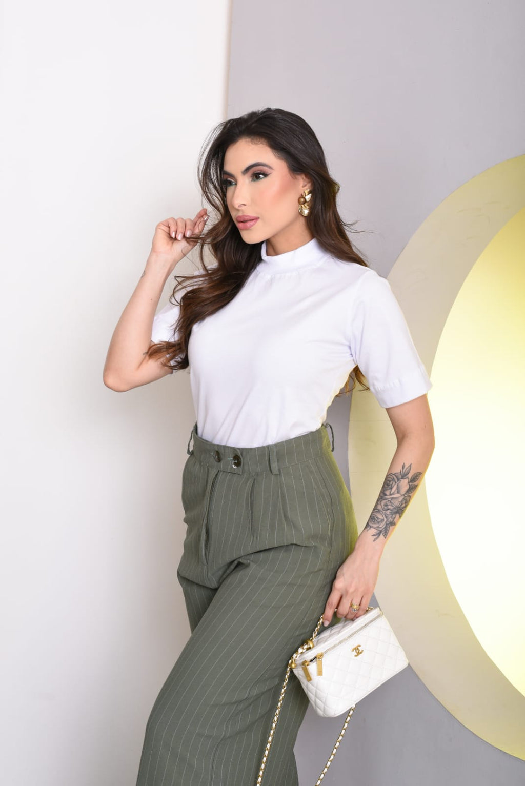 T-Shirt Gola Alta em Algodão Branca