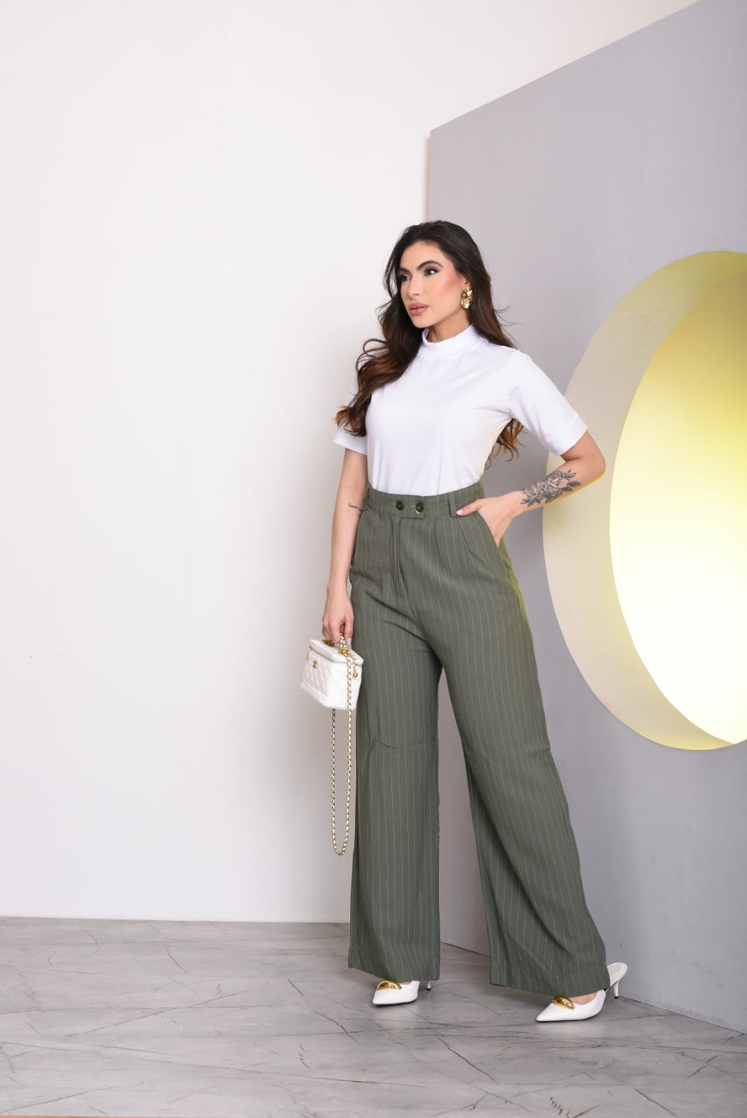 T-Shirt Gola Alta em Algodão Branca